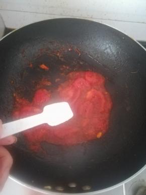 加入炒好的鸡蛋，翻炒。