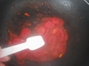 加入炒好的鸡蛋，翻炒。