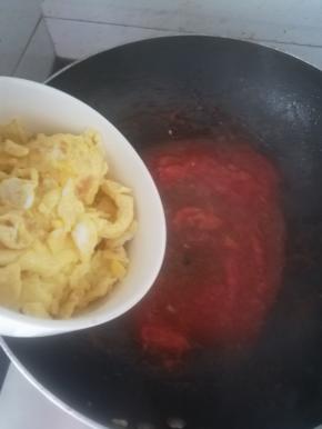 加入剩下的番茄块，翻炒片刻。