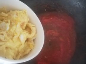 加入剩下的番茄块，翻炒片刻。