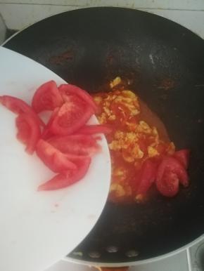 出锅，撒上一点葱花。