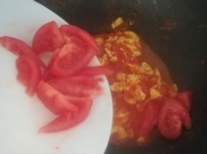 出锅，撒上一点葱花。