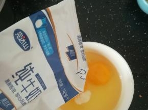 加入牛奶，打散鸡蛋。加入牛奶的鸡蛋，超级又香又滑又嫩。