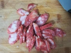 腊肠切片。