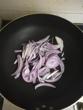 热锅凉油，倒入洋葱翻炒，至洋葱透明。
