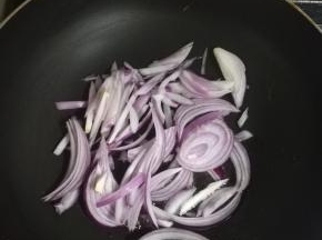 热锅凉油，倒入洋葱翻炒，至洋葱透明。