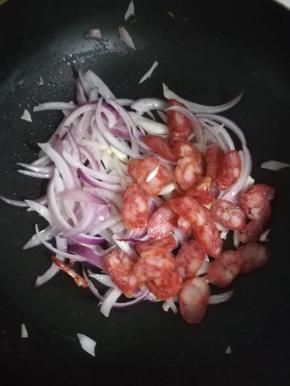 加入腊肠翻炒。