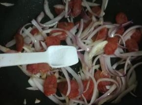 加入食盐调味。