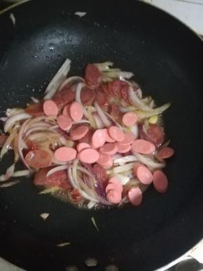 出锅前加入火腿肠，翻炒均匀。即可。