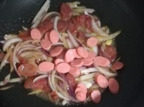 出锅前加入火腿肠，翻炒均匀。即可。