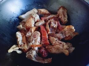 起油锅，油温热时加入烤鸭煸炒。