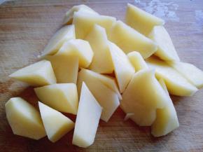 土豆去皮，洗干净切块。