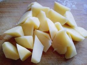 土豆去皮,洗干净切块。