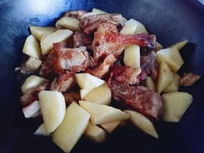 将切好的土豆块加入锅中，大火烧开，转小火将土豆烧熟即可出锅。