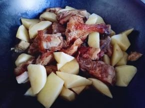 将切好的土豆块加入锅中,大火烧开,转小火将土豆烧熟即可出锅。