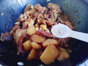 关火加入鸡粉提鲜。