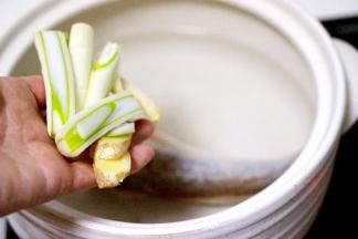 放入葱段和姜片