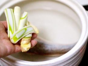 放入葱段和姜片