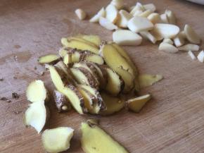 准备好生姜和蒜；