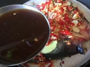 再把腌制鱼头的调料，淋入盆中；