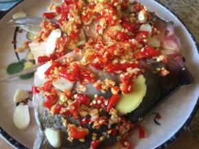 把剁椒也一并铺在鱼头上；