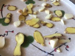 把生姜和蒜，铺在盘子底；