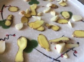 把生姜和蒜，铺在盘子底；