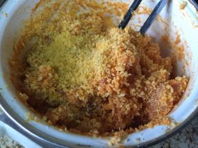 让鸡胸肉块都粘上面包糠；