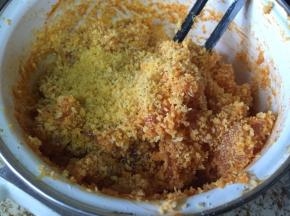 让鸡胸肉块都粘上面包糠；