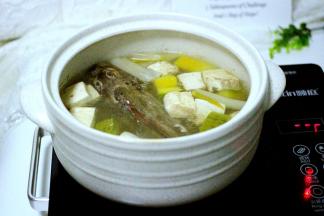 红蟹鱼汤加入适量盐和鸡精、继续用小火炖