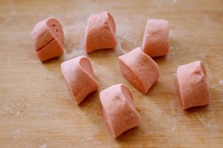 揉匀后用刀切成大小一致的剂子