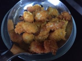 炸至酥脆，表面金黄，捞出，沥油；