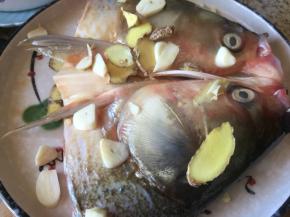 上面再撒上生姜和蒜；