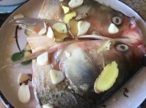 上面再撒上生姜和蒜；