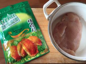 准备好调料和鸡胸肉一块；