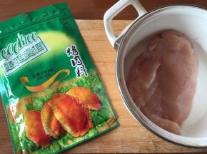 准备好调料和鸡胸肉一块；