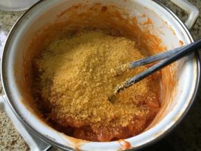 再加入面包糠；搅拌；