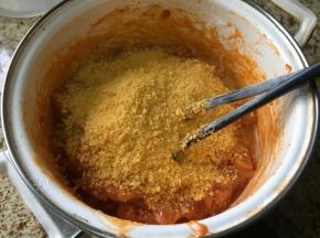 再加入面包糠；搅拌；