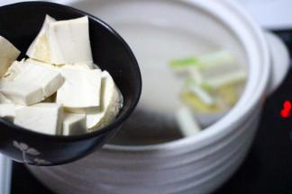 倒入切块的豆腐煮沸