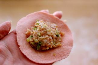 面皮加入适量的馅料