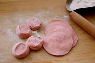 摁扁擀成圆形面皮