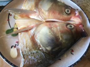 再把鱼头，放上去；