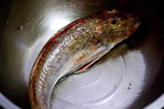 红蟹鱼先用清水冲洗干净