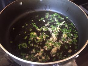 热锅，放入油，再撒上葱花；