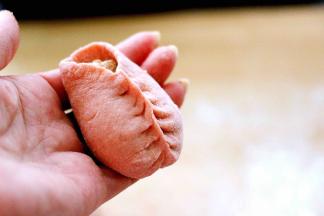 先把包子对摺后、从底部开始左右各捏一下、即成柳叶形状