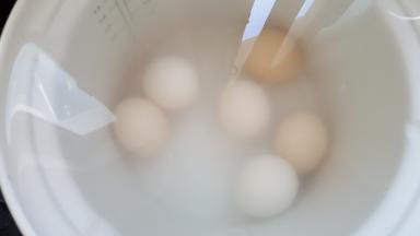 1.取出六颗鸡蛋放入清水中浸泡，洗净备用。