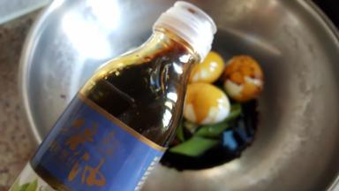 6.加入适量老抽和黑豆酱油。