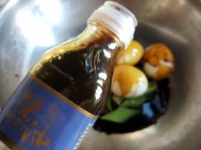 6.加入适量老抽和黑豆酱油。