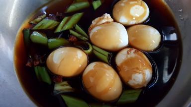 7.再加入适量的清水，最好没过鸡蛋，水开后煮15分钟。