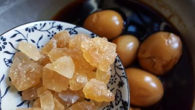 9.冰糖加入煮好的鸡蛋中，如果水少，再加点清水，火开后再煮15分钟。